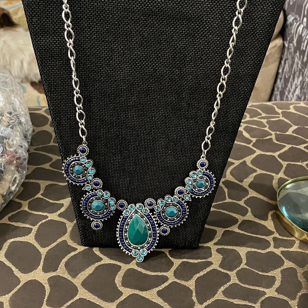 Premier Designs Silver and Blue Necklace - Picture 3 of 3